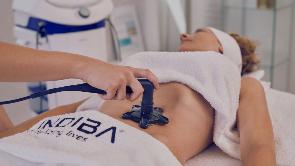 Fizjoterapeuta wykonujący zabieg INDIBA na pacjencie w Novya Clinic Niepołomice