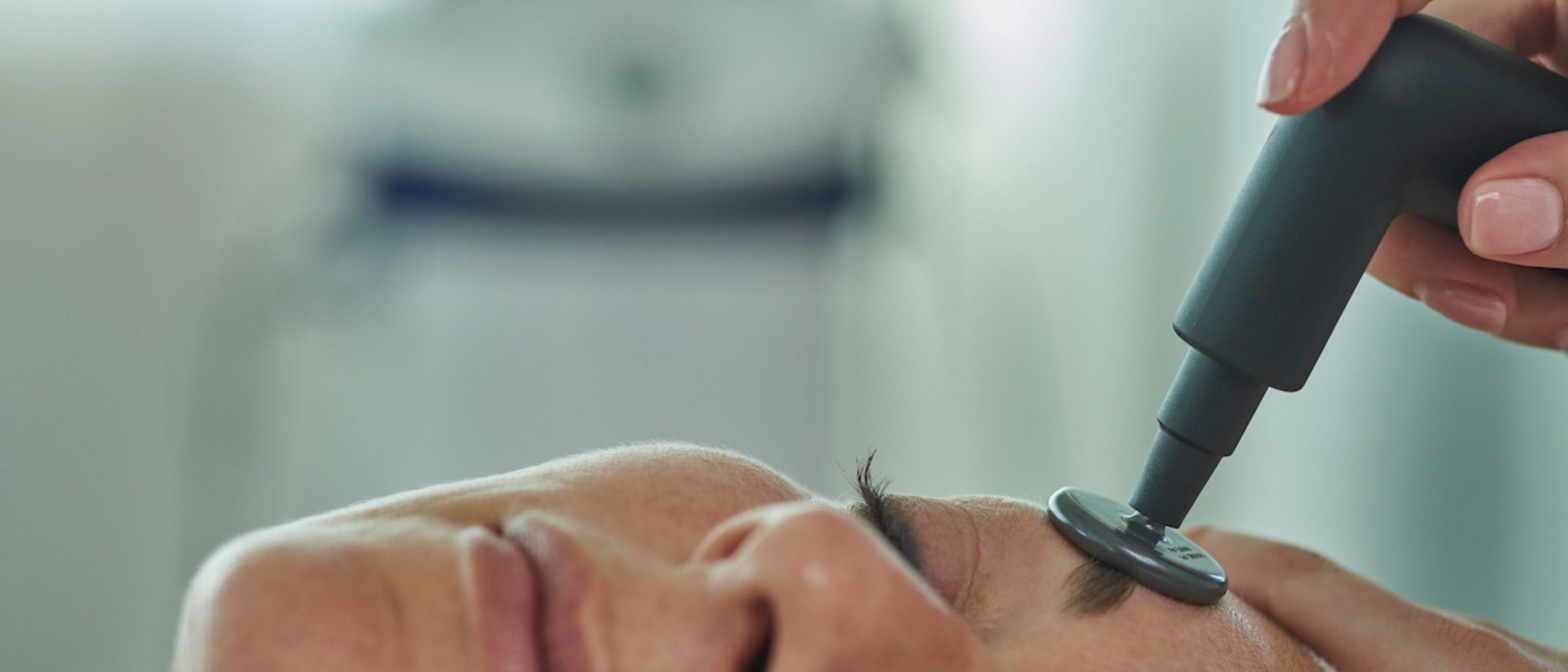 Certyfikaty i terapeuta przy urządzeniu INDIBA®: Novya Clinic